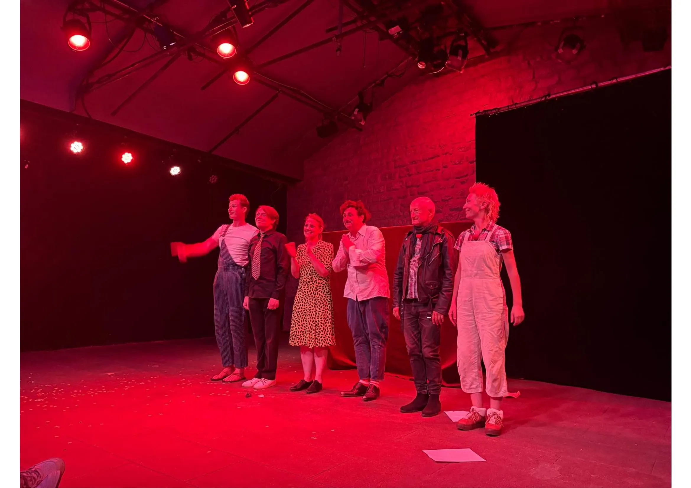 Photo d'un spectacle du collectif Clown, dos, très sur la Péniche Grande Fantaisie