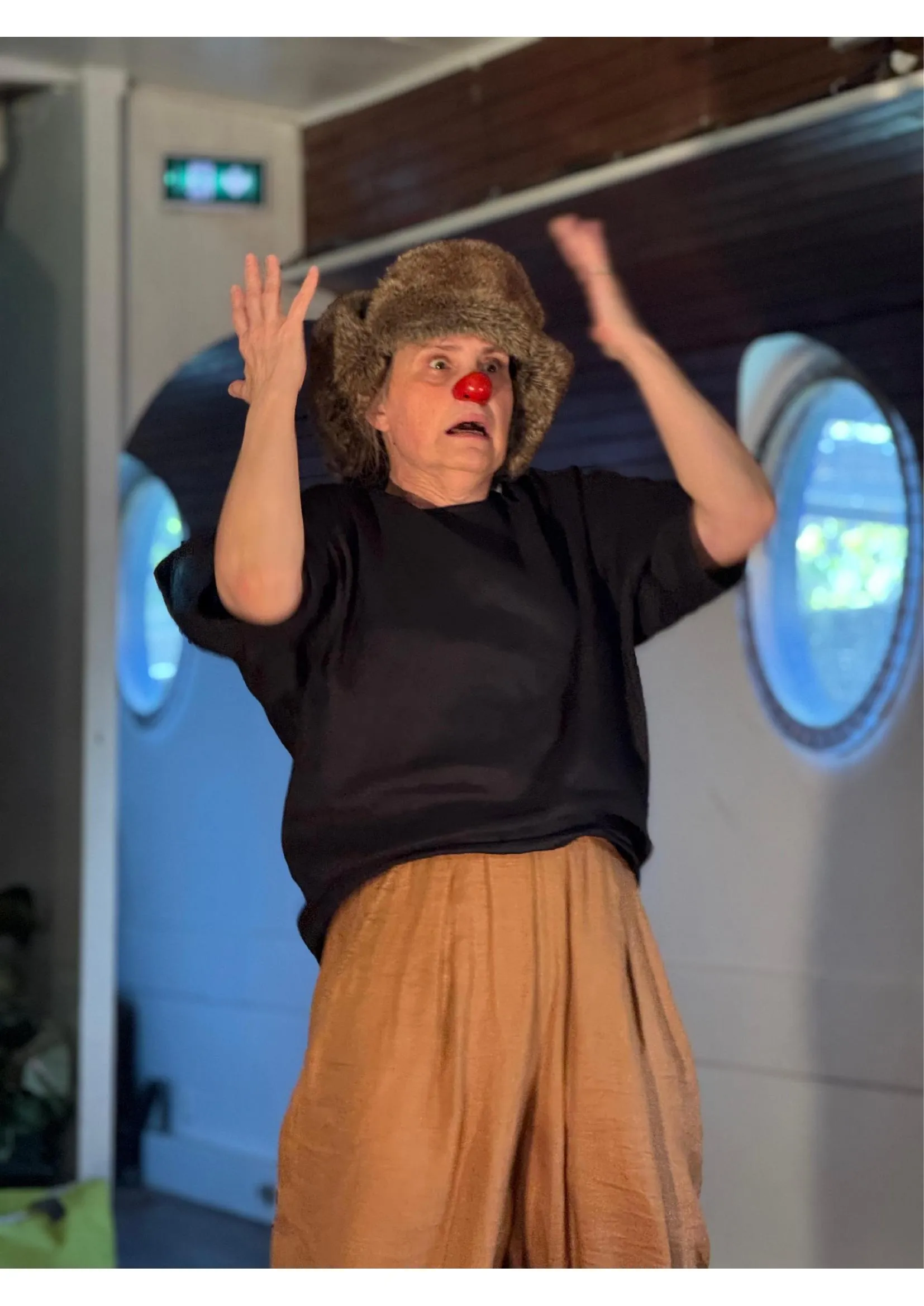 Photo d'un spectacle du collectif Clown, dos, très sur la Péniche Grande Fantaisie