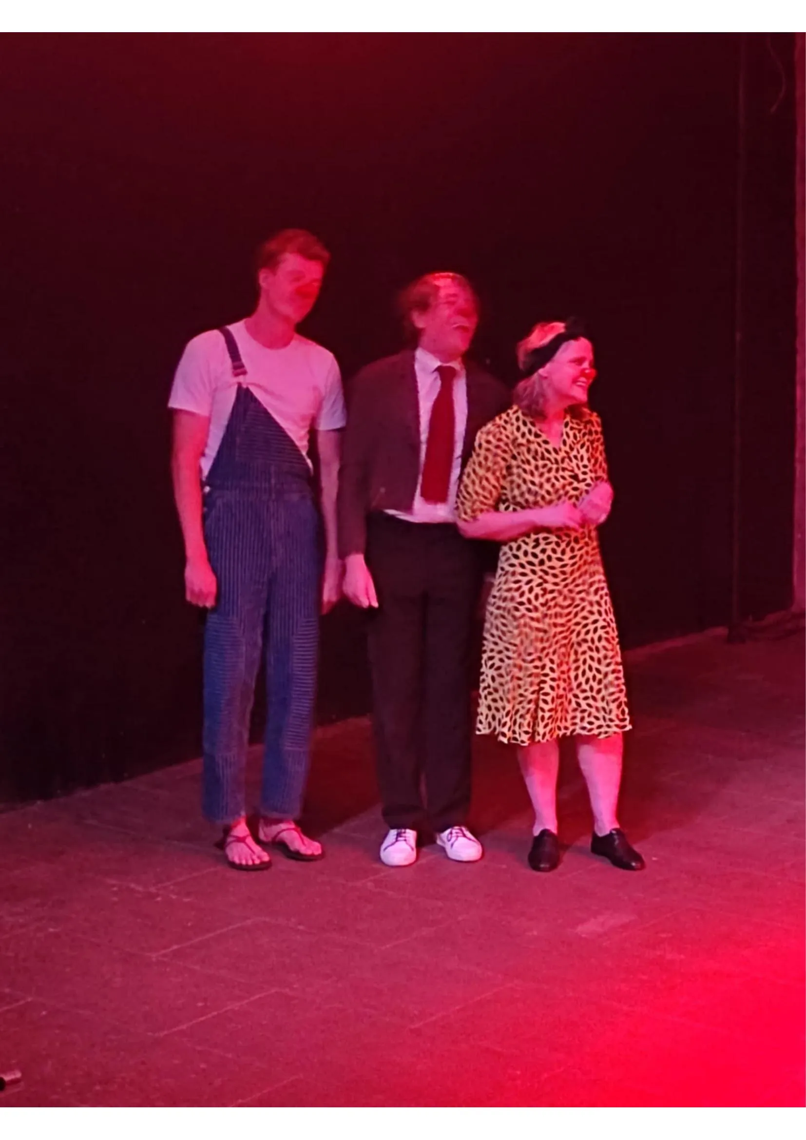 Photo d'un spectacle du collectif Clown, dos, très sur la Péniche Grande Fantaisie