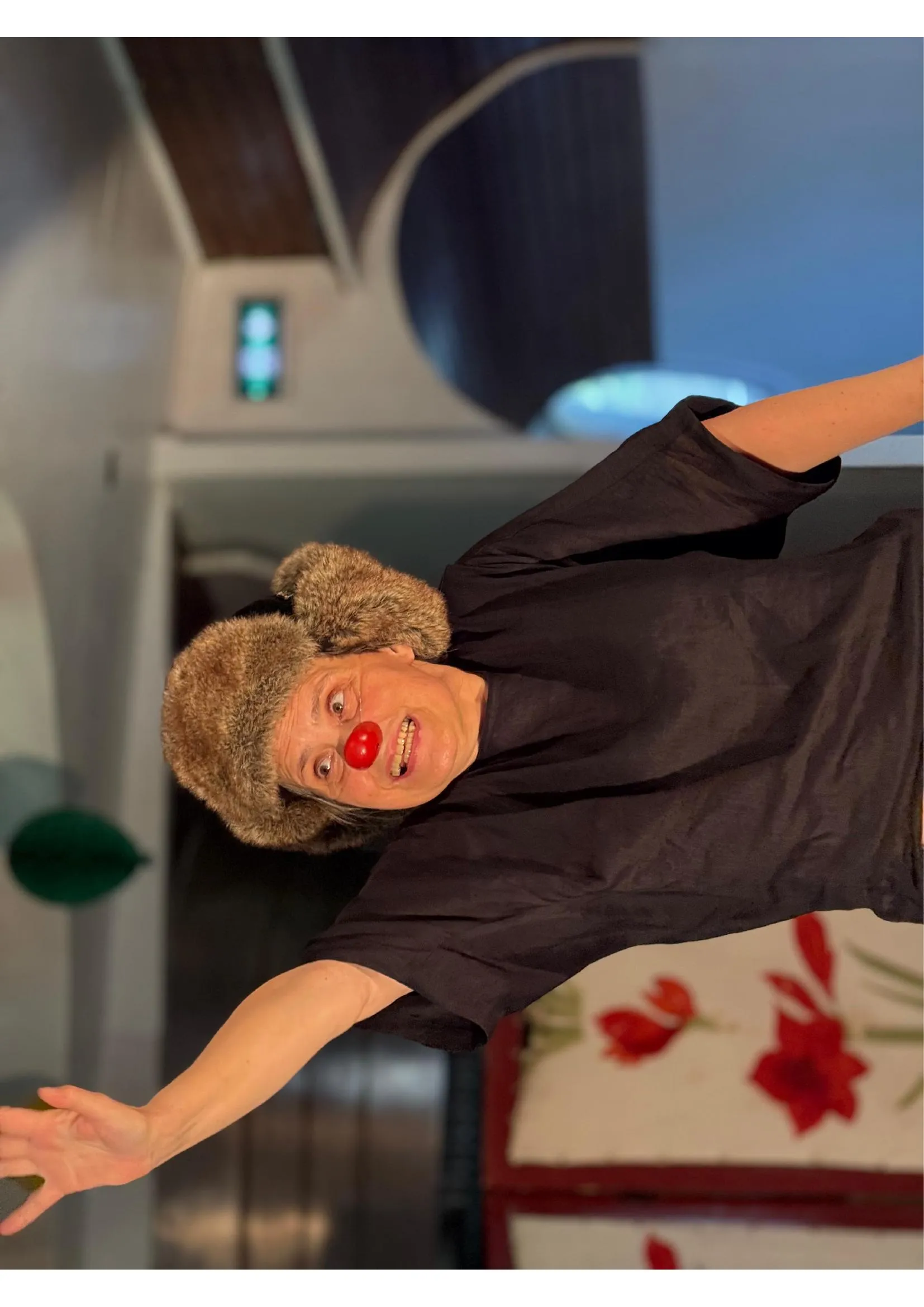 Photo d'un spectacle du collectif Clown, dos, très sur la Péniche Grande Fantaisie