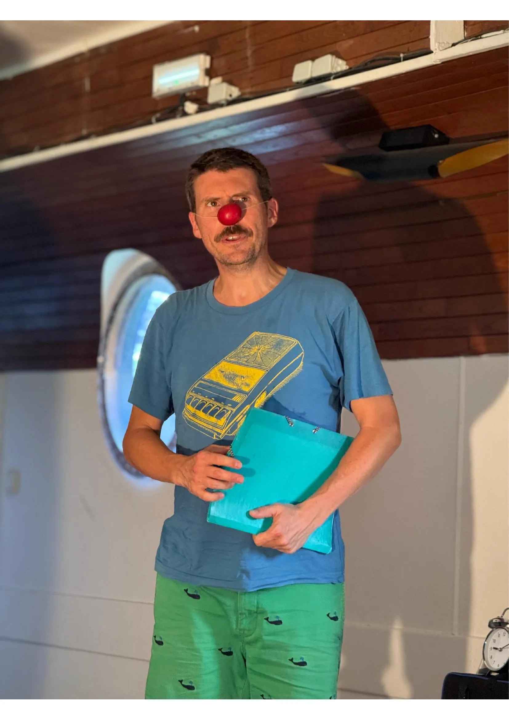 Photo d'un spectacle du collectif Clown, dos, très sur la Péniche Grande Fantaisie