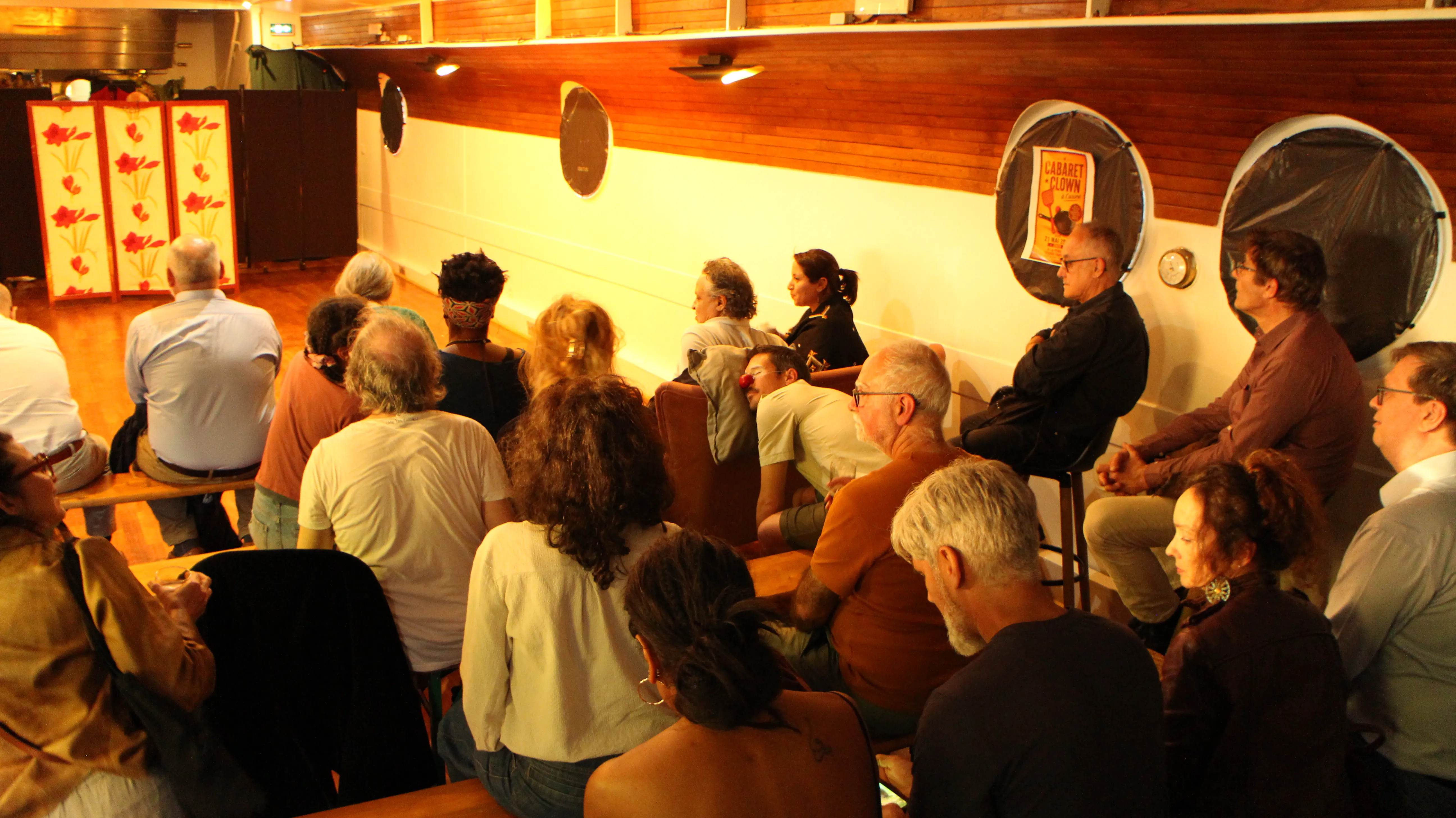 Photo d'un spectacle du collectif Clown, dos, très sur la Péniche Grande Fantaisie