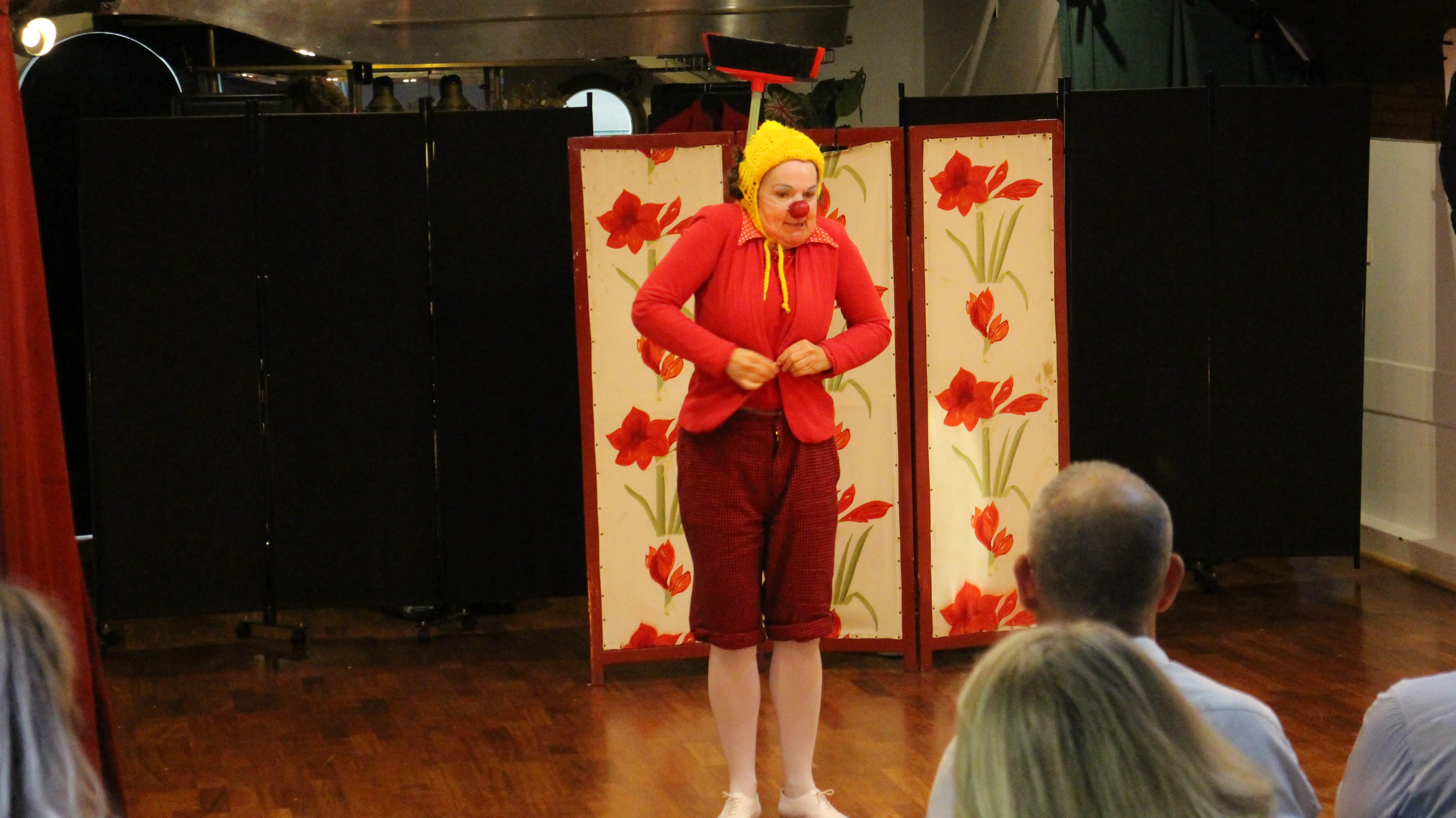 Photo d'un spectacle du collectif Clown, dos, très sur la Péniche Grande Fantaisie