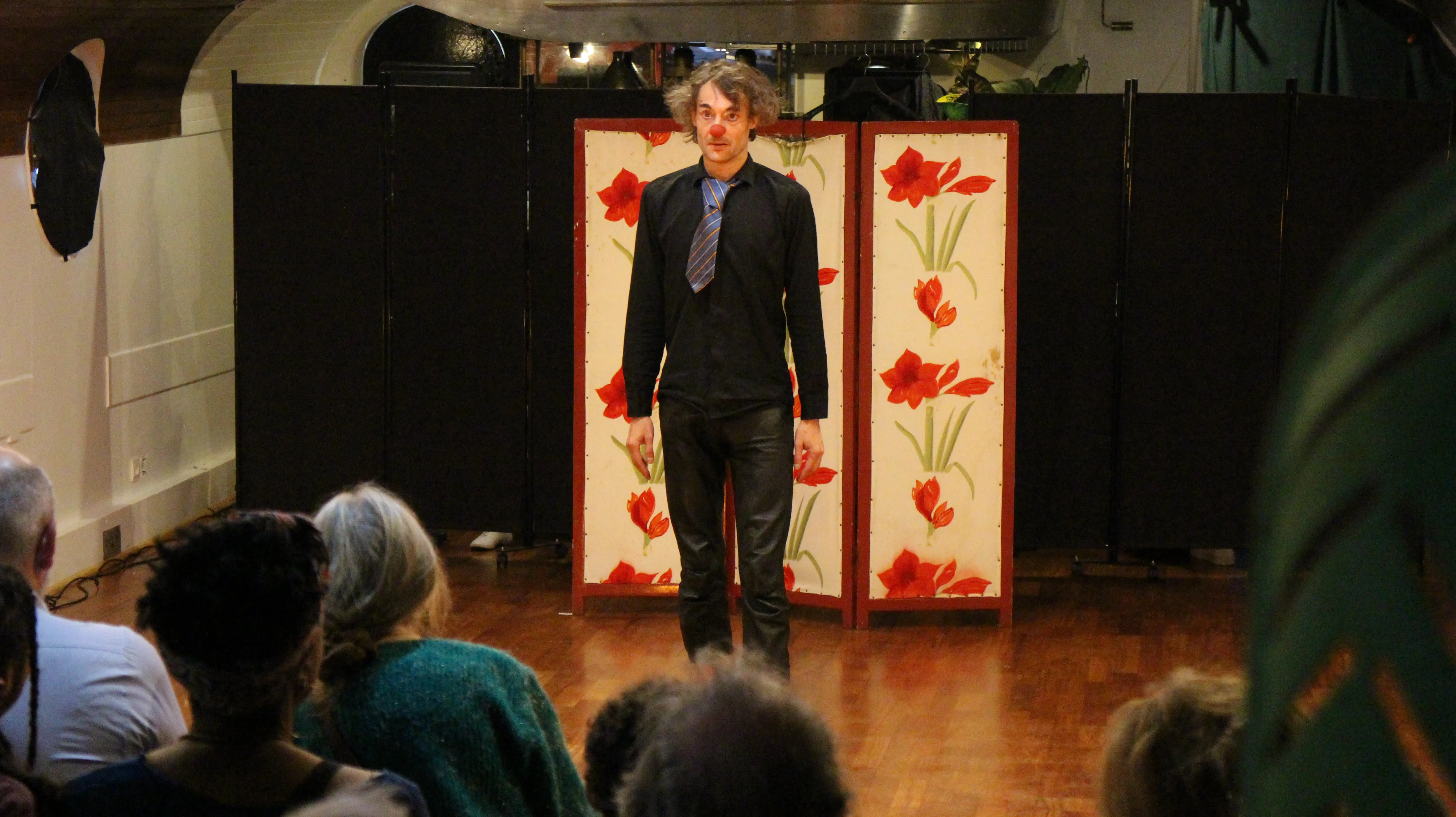 Photo d'un spectacle du collectif Clown, dos, très sur la Péniche Grande Fantaisie