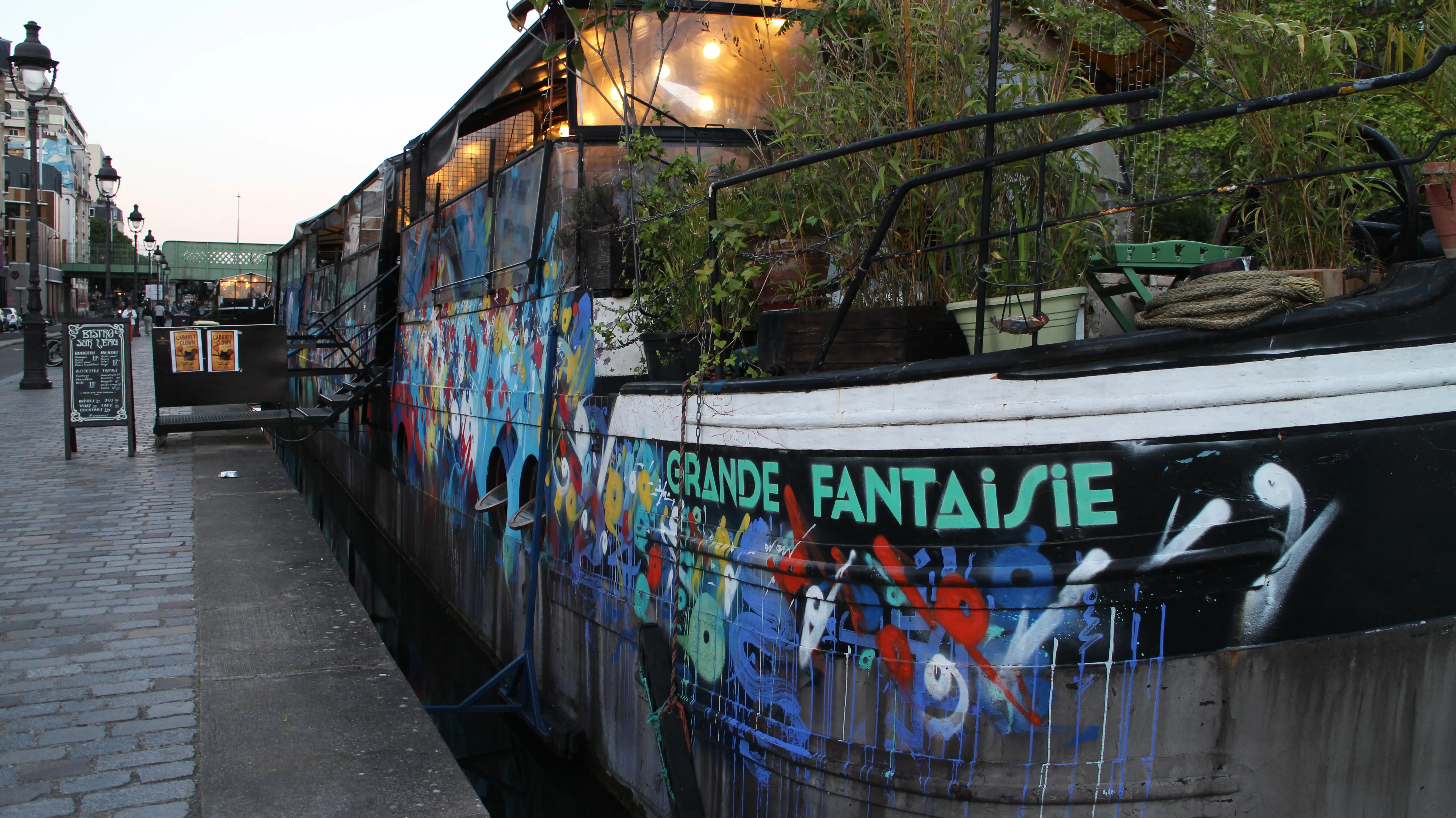 Photo d'un spectacle du collectif Clown, dos, très sur la Péniche Grande Fantaisie
